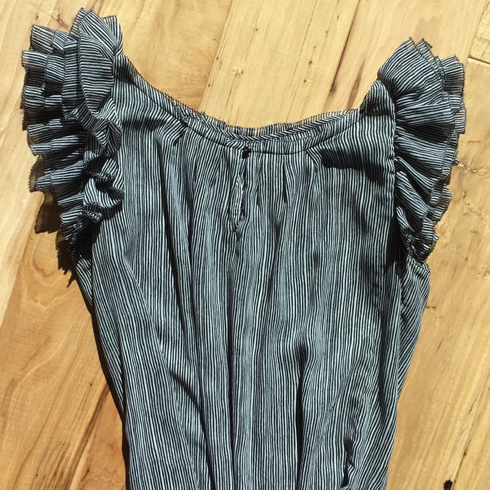 Sleeveless ruffled shouldered striped blouse - Picture 2 of 6
